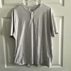 Men’s light gray tee